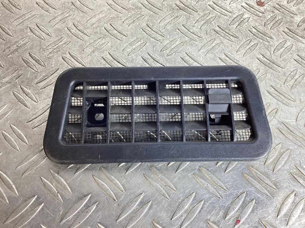 Quarter panel pressure vent – Lexus RX 450H (2016-)