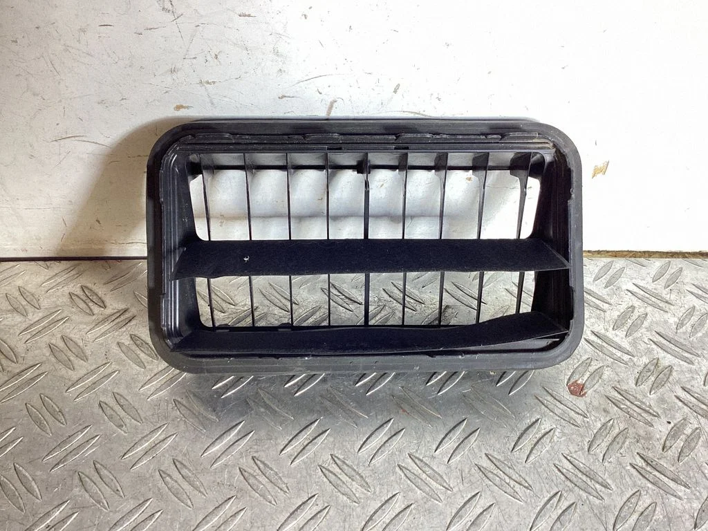 Quarter panel pressure vent