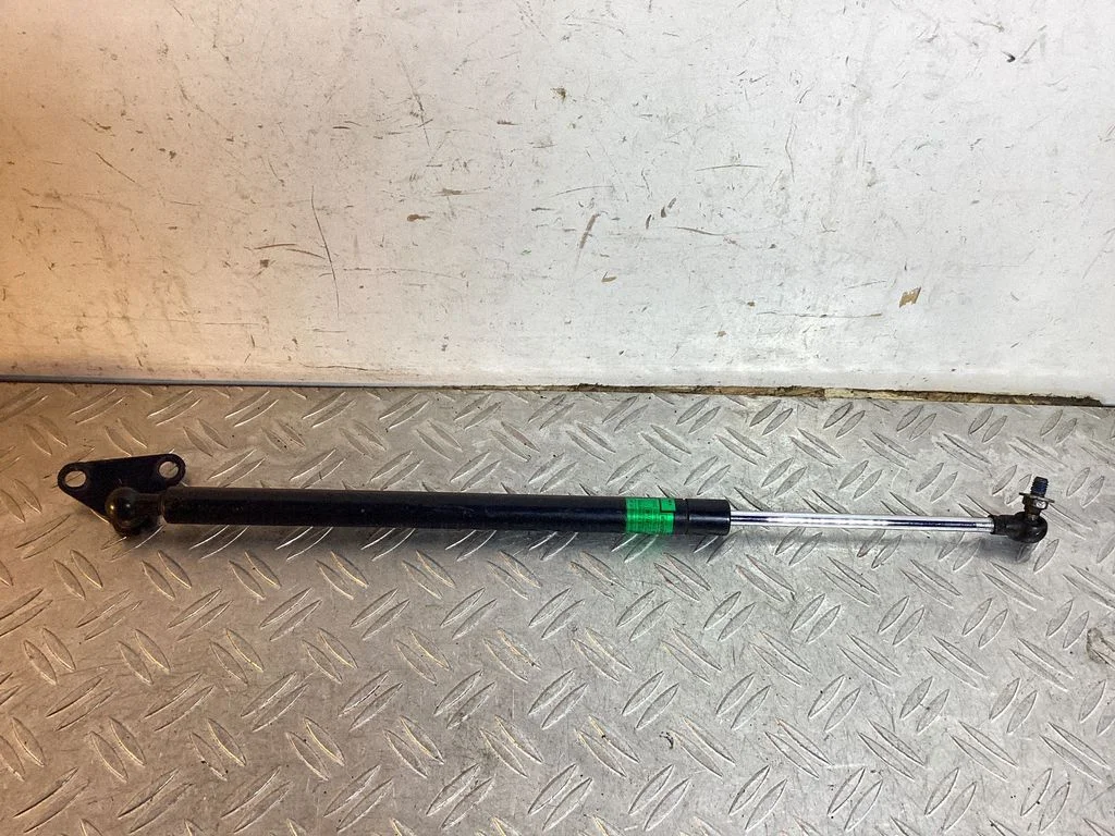 Tailgate/trunk strut/damper – Toyota Land Cruiser (J200) (2008-)