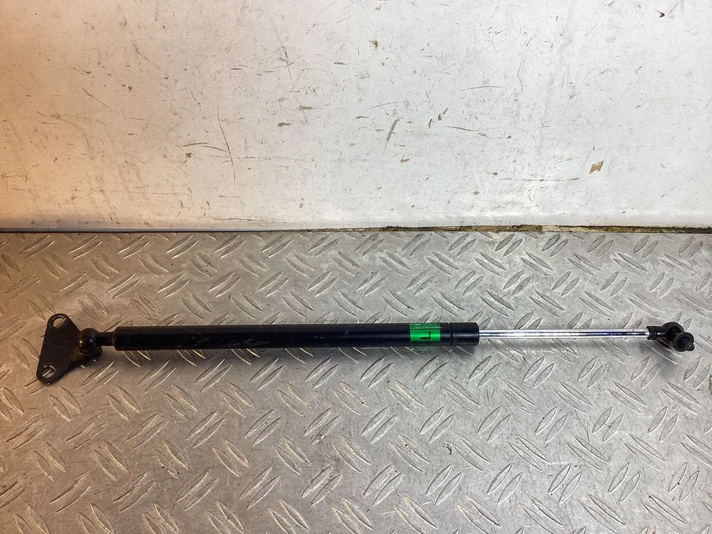 Tailgate/trunk strut/damper – Toyota Land Cruiser (J200) (2008-)