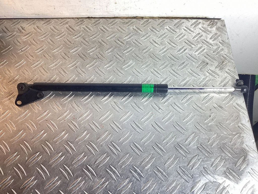 Tailgate/trunk strut/damper – Toyota Land Cruiser (J200) (2008-)