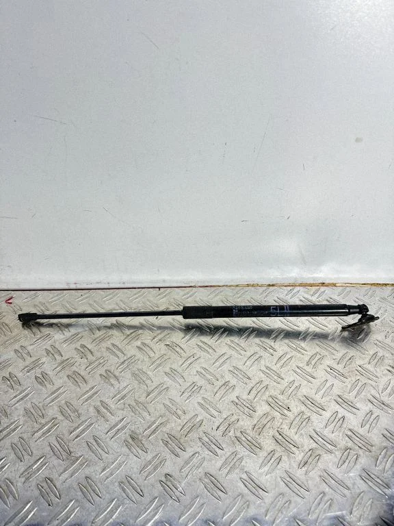 Siłownik (sprężyna gazowa) klapy bagażnika 689600W531