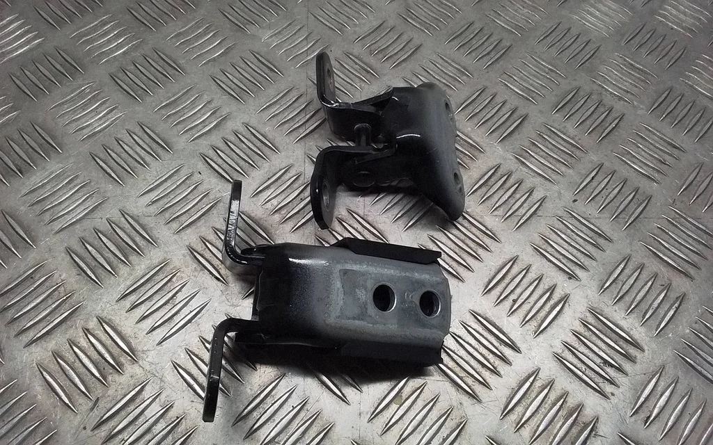 Front door upper hinge – Lexus RX 450H (2016-)