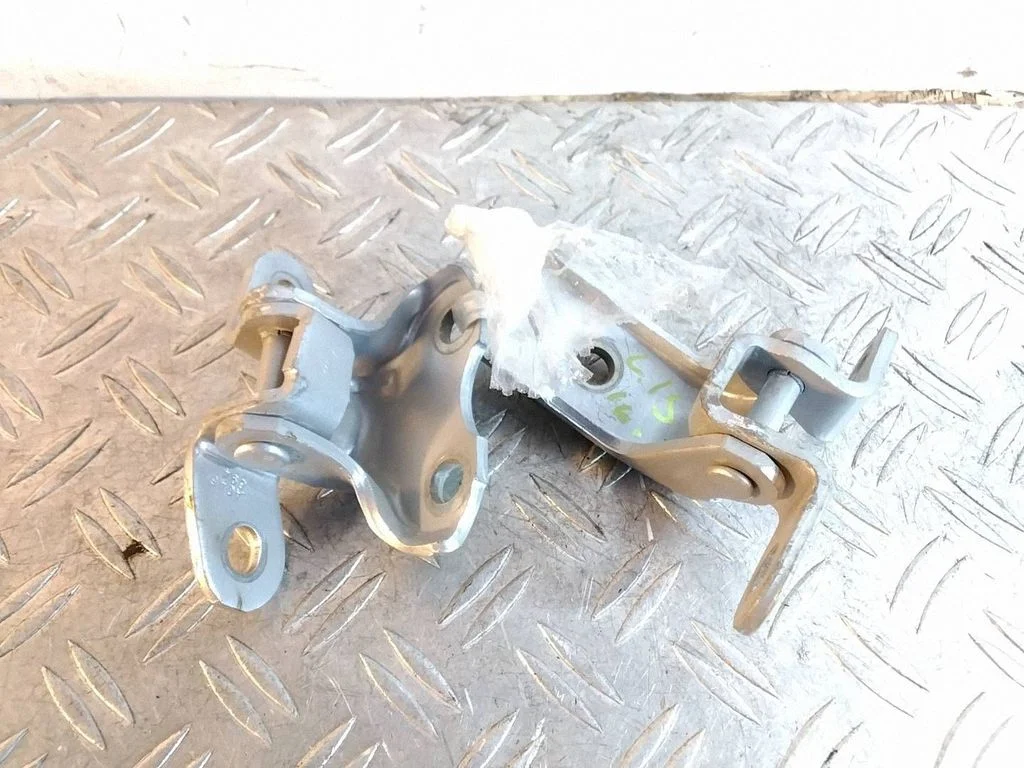 Front door upper hinge – Lexus IS III XE30 (2013-2020)