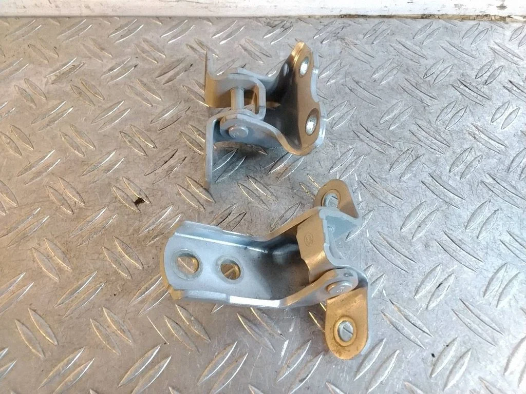 Front door upper hinge – Lexus IS III XE30 (2013-2020)
