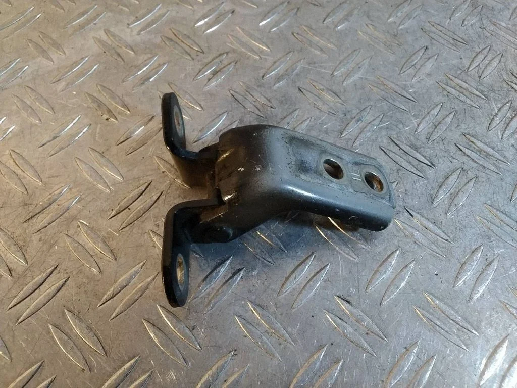 Front door upper hinge – Lexus NX (2021-)