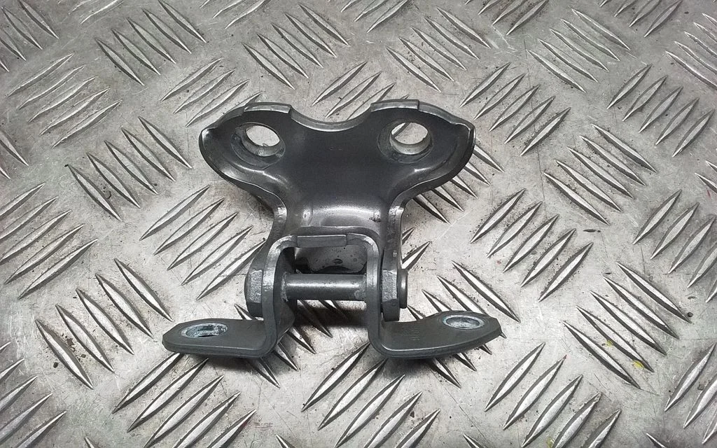 Front door lower hinge – Toyota RAV 4 (XA40) (2012-2018)