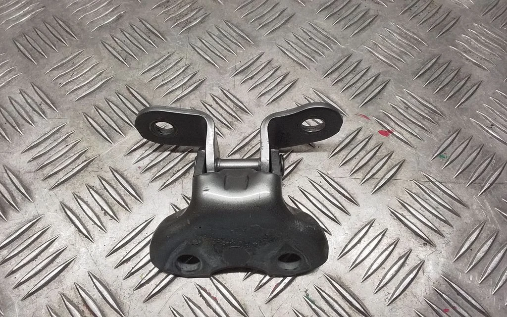 Front door lower hinge – Toyota RAV 4 (XA40) (2012-2018)