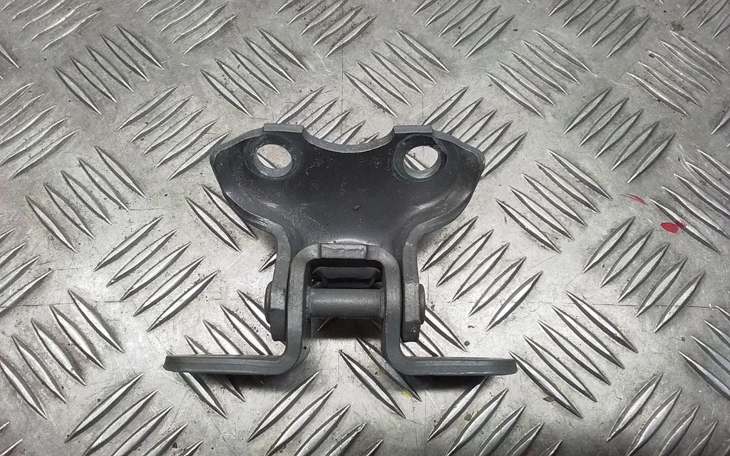 Front door lower hinge – Toyota RAV 4 (XA40) (2012-2018)