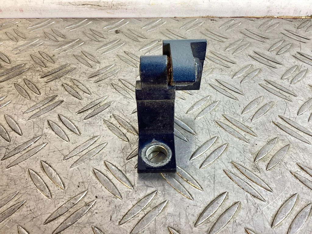 Front door lower hinge – Porsche Cayenne (92A) (2010-2017)