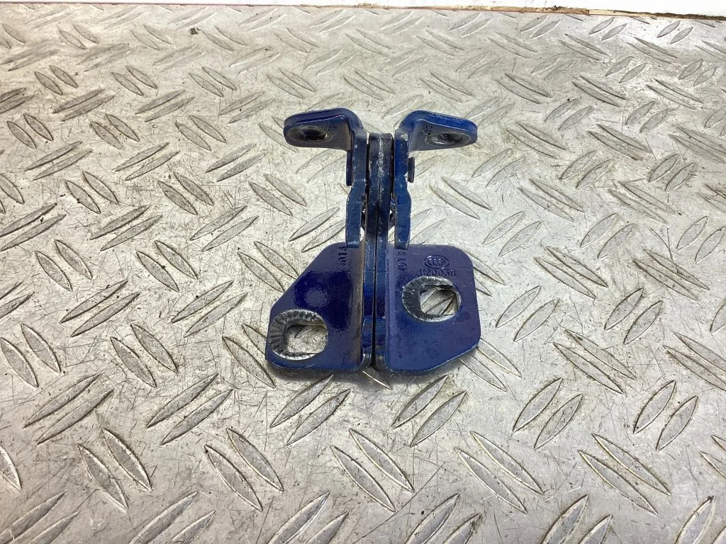 Front door lower hinge – Lexus IS III XE30 (2013-2020)