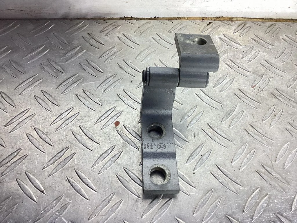 Front door upper hinge – Lexus RX 450H (2016-)