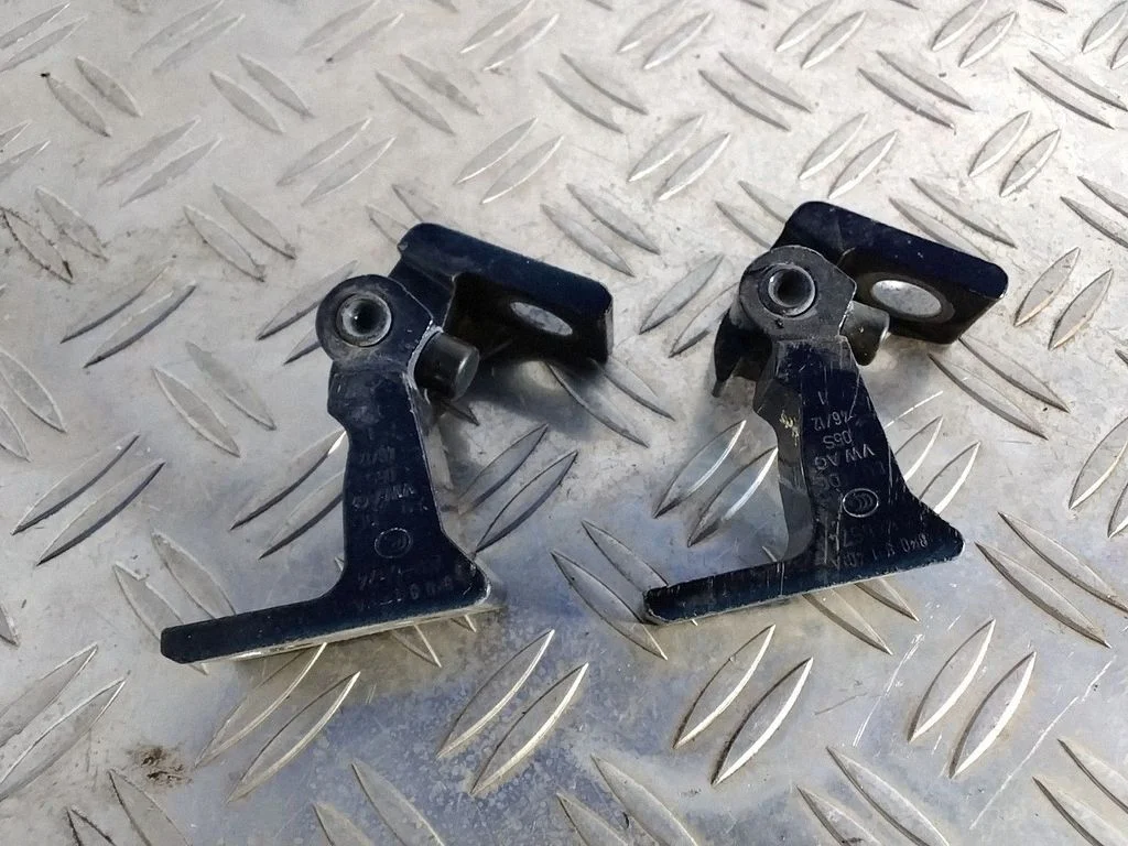 Front door upper hinge – Porsche Cayenne (92A) (2010-2017)