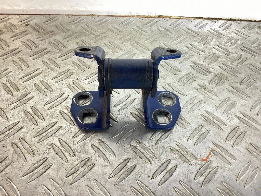 Front door upper hinge – Lexus IS III XE30 (2013-2020)