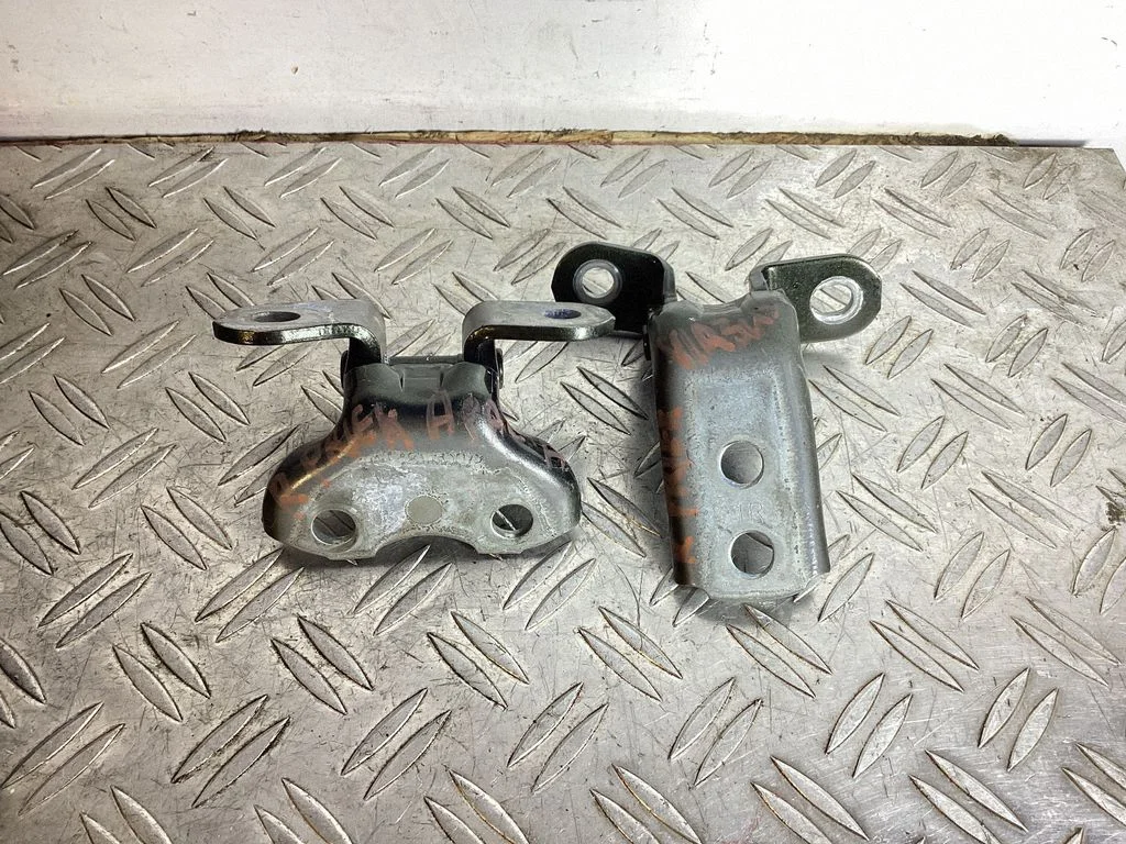 Front door upper hinge – Lexus NX (2021-)