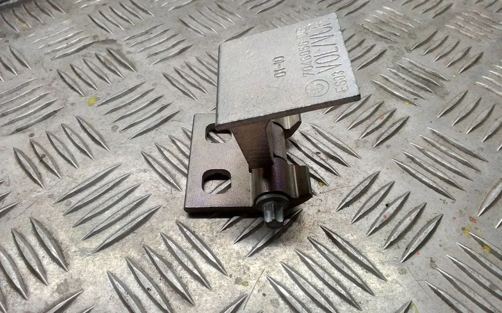 Front door upper hinge – BMW 1 Series E81 E87 (2004-2011)