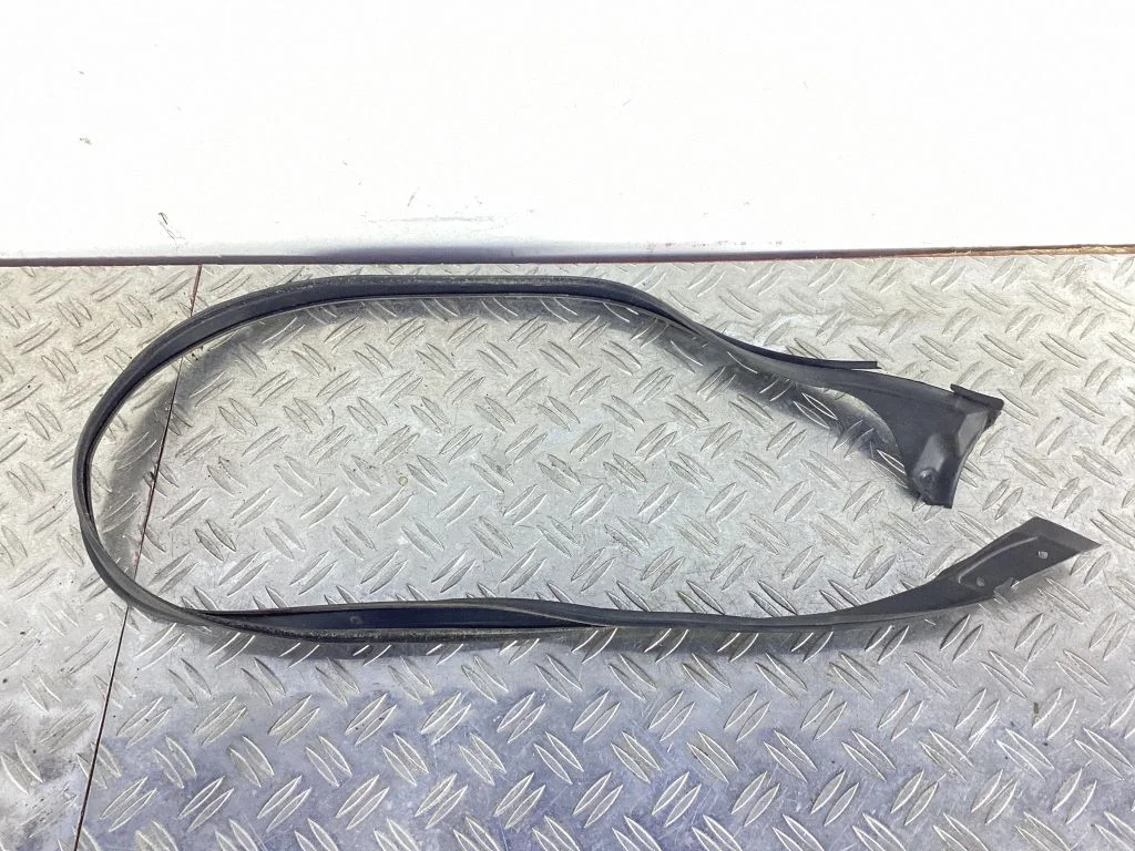 Front door rubber seal – Lexus LS UCF30 (2001-2007)