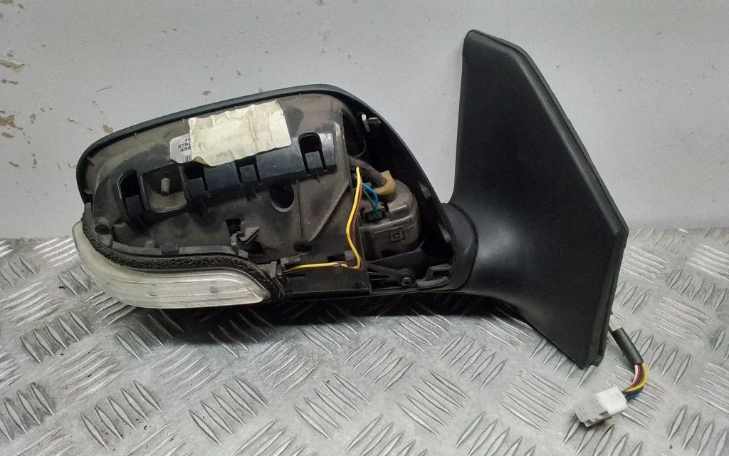 Front door electric wing mirror – Toyota Avensis T250 (2006-2009)
