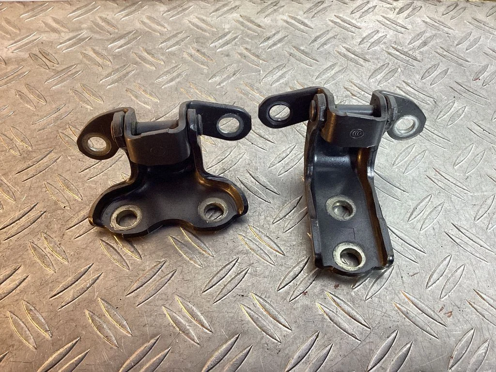 Rear door upper hinge – Toyota Land Cruiser (J200) (2008-)
