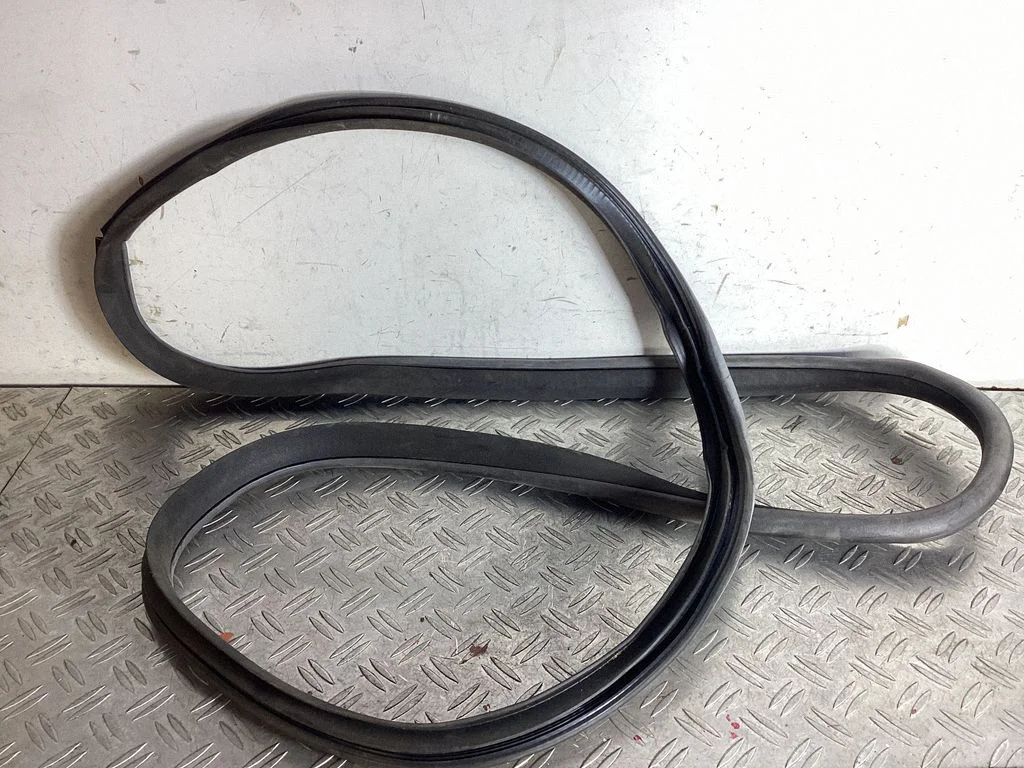 Tagaukse tihend (kere pool) – Mercedes-Benz E-klass W212 (2009-2016)