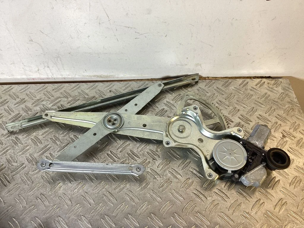 Rear door window regulator with motor – Lexus RX 450H (2016-)