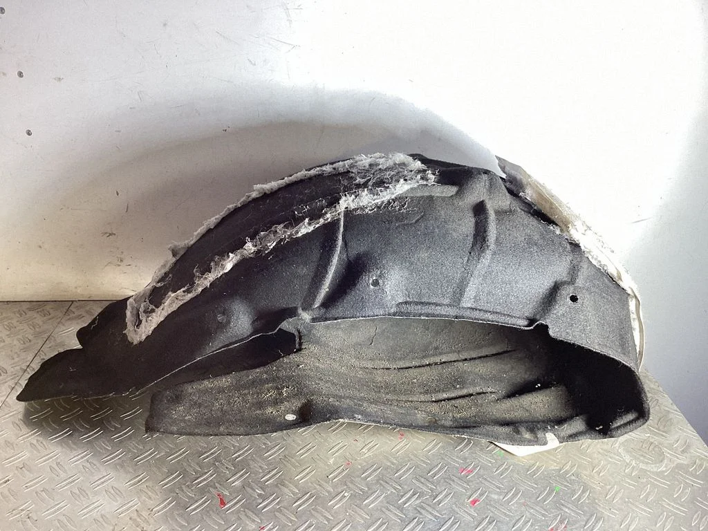 Rear arch fender liner splash guards