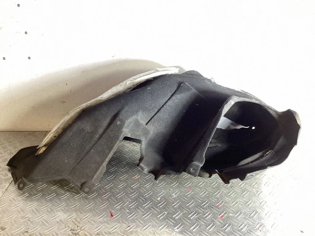 Rear arch fender liner splash guards