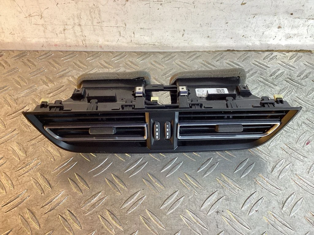 Dash center air vent grill – Porsche Macan (95B) (2019-)