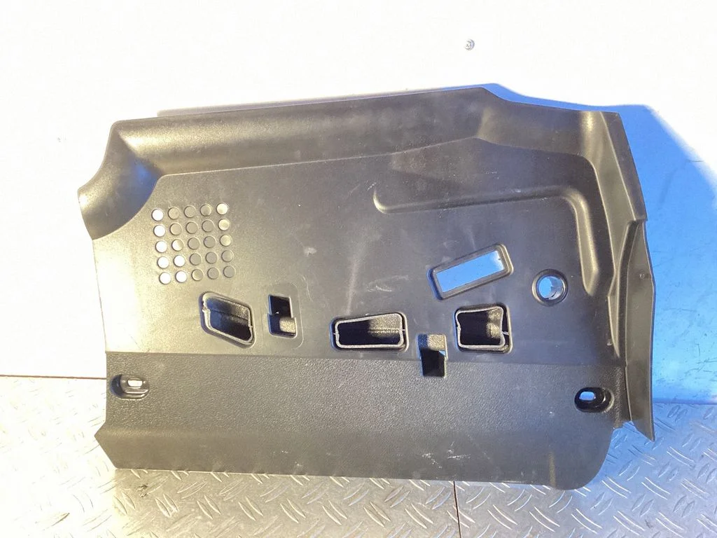 Dashboard lower bottom trim panel 10822910