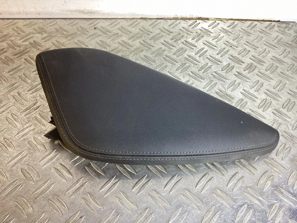 Armatuurlaua külje viimistluspaneel – Nissan Qashqai (2014-2016)
