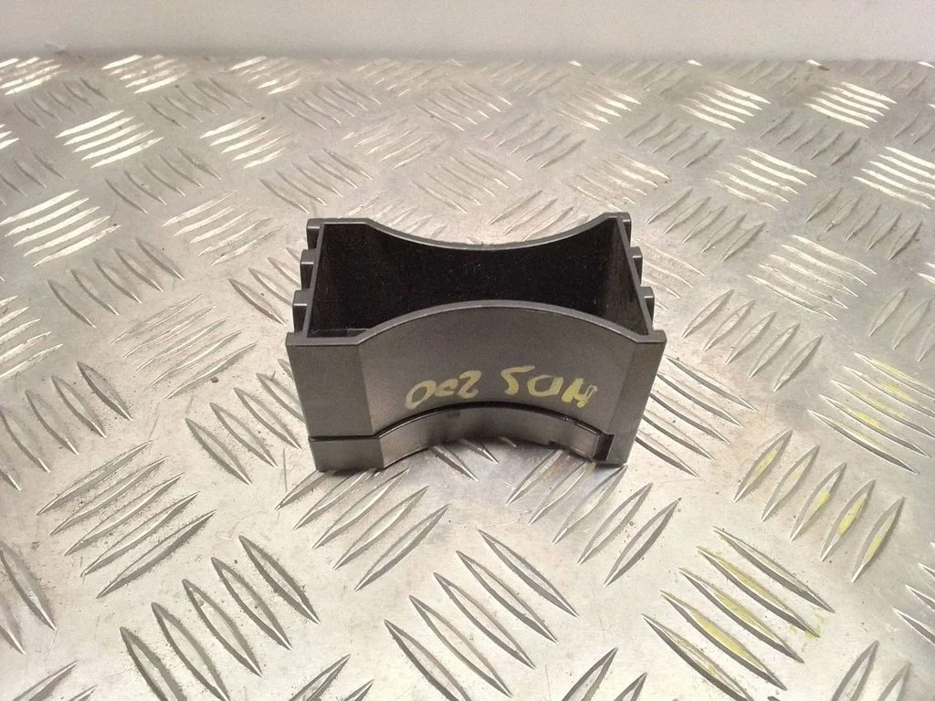 Cup holder – Toyota Land Cruiser (J200) (2008-)