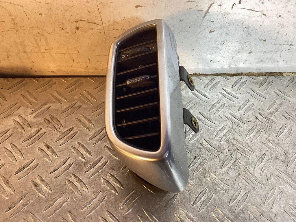 Armatuurlaua külje õhutusresti kate – Porsche Cayenne (92A) (2010-2017)