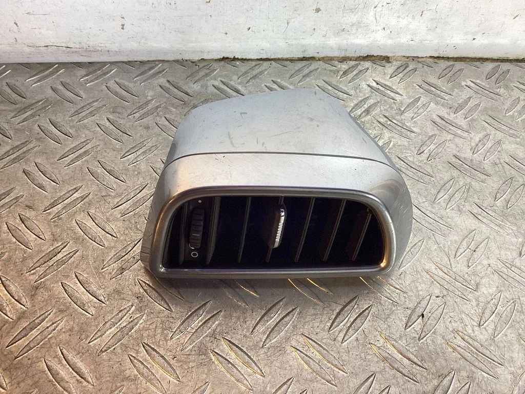 Armatuurlaua külje õhutusresti kate – Porsche Cayenne (92A) (2010-2017)
