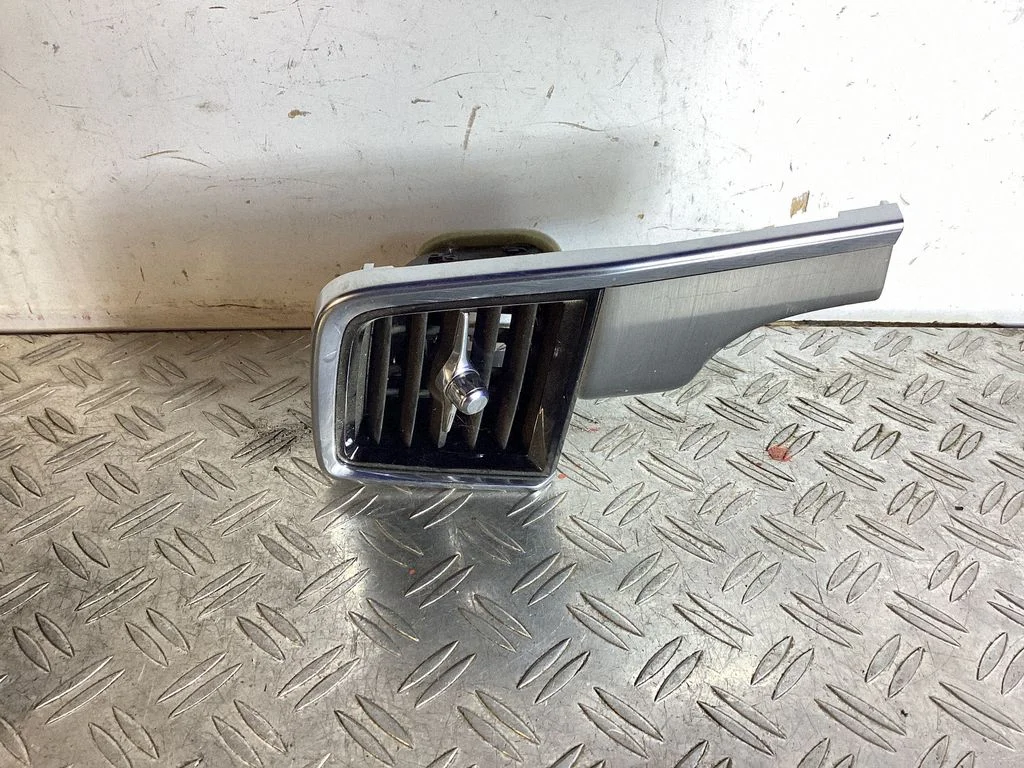 Armatuurlaua külje õhutusresti kate – Volvo S90, V90 (2016-)