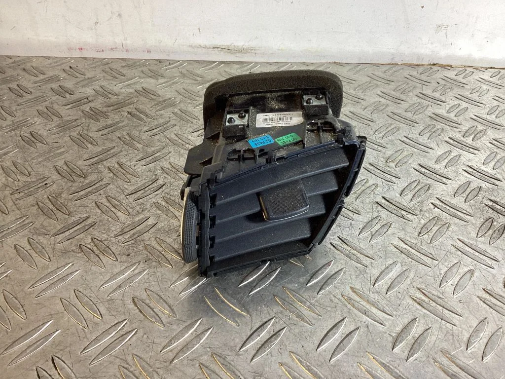 Armatuurlaua külje õhutusresti kate – Nissan Qashqai (2014-2016)