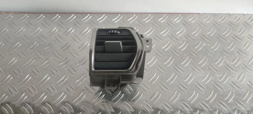 Armatuurlaua külje õhutusresti kate – Lexus NX (2014-2021)