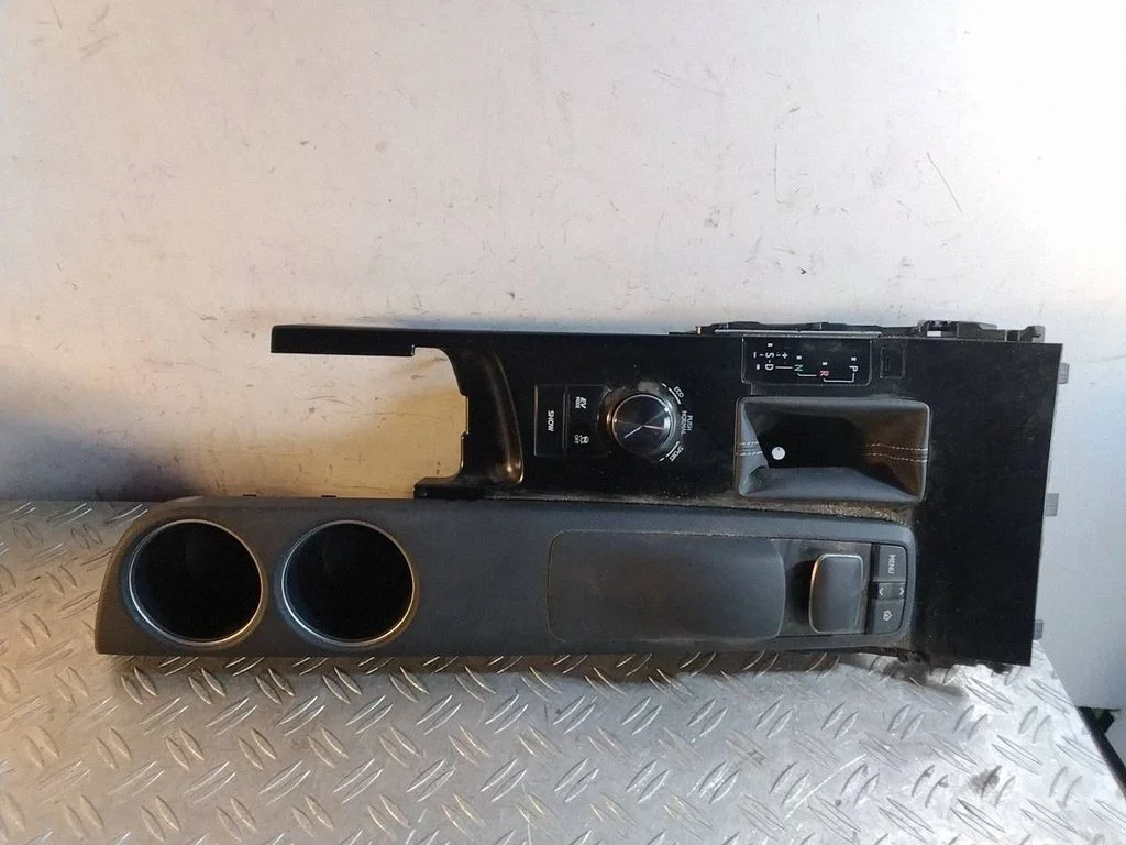 Keskkonsool – Lexus IS III XE30 (2013-2020)