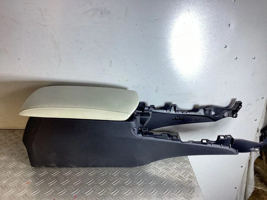 Keskkonsool – Lexus GS 250 350 300H 450H (2013-)