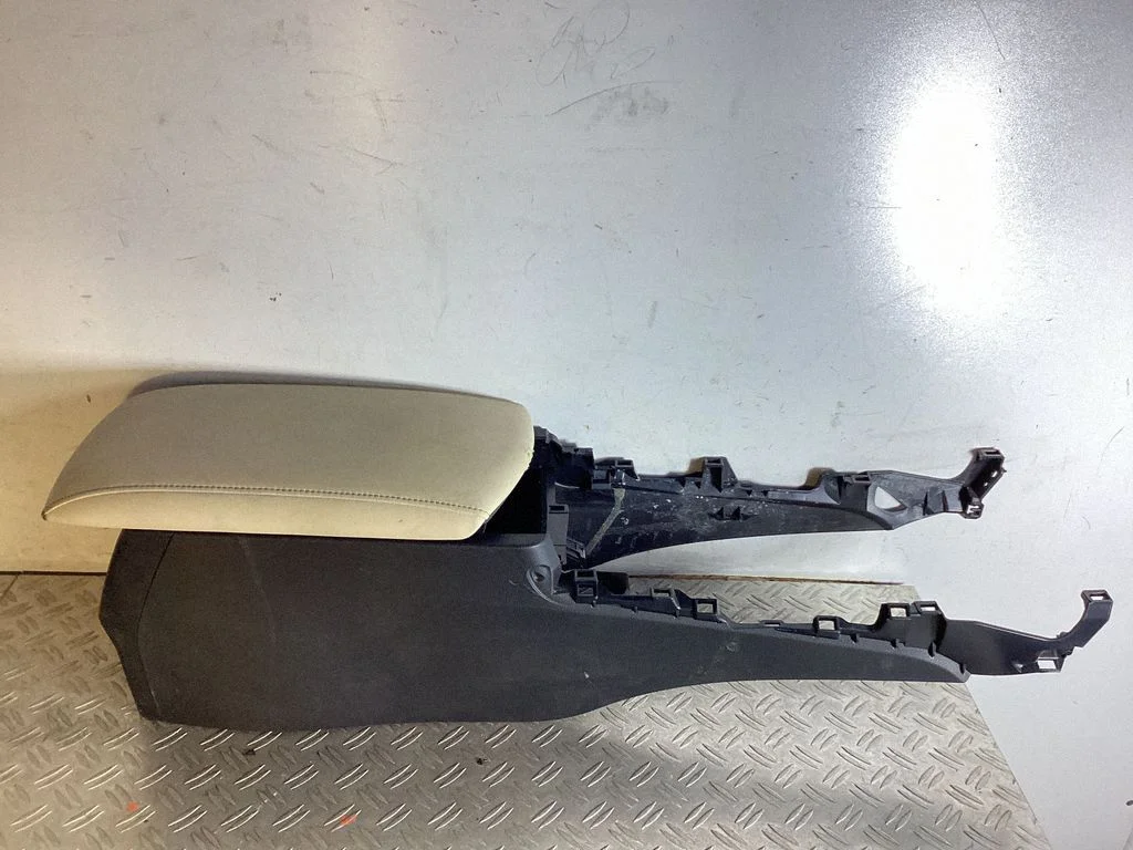 Keskkonsool – Lexus GS 250 350 300H 450H (2013-)