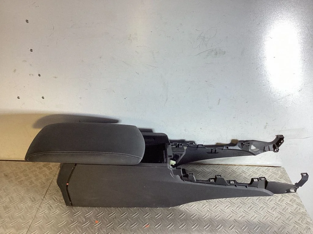 Keskkonsool – Lexus GS 250 350 300H 450H (2013-)