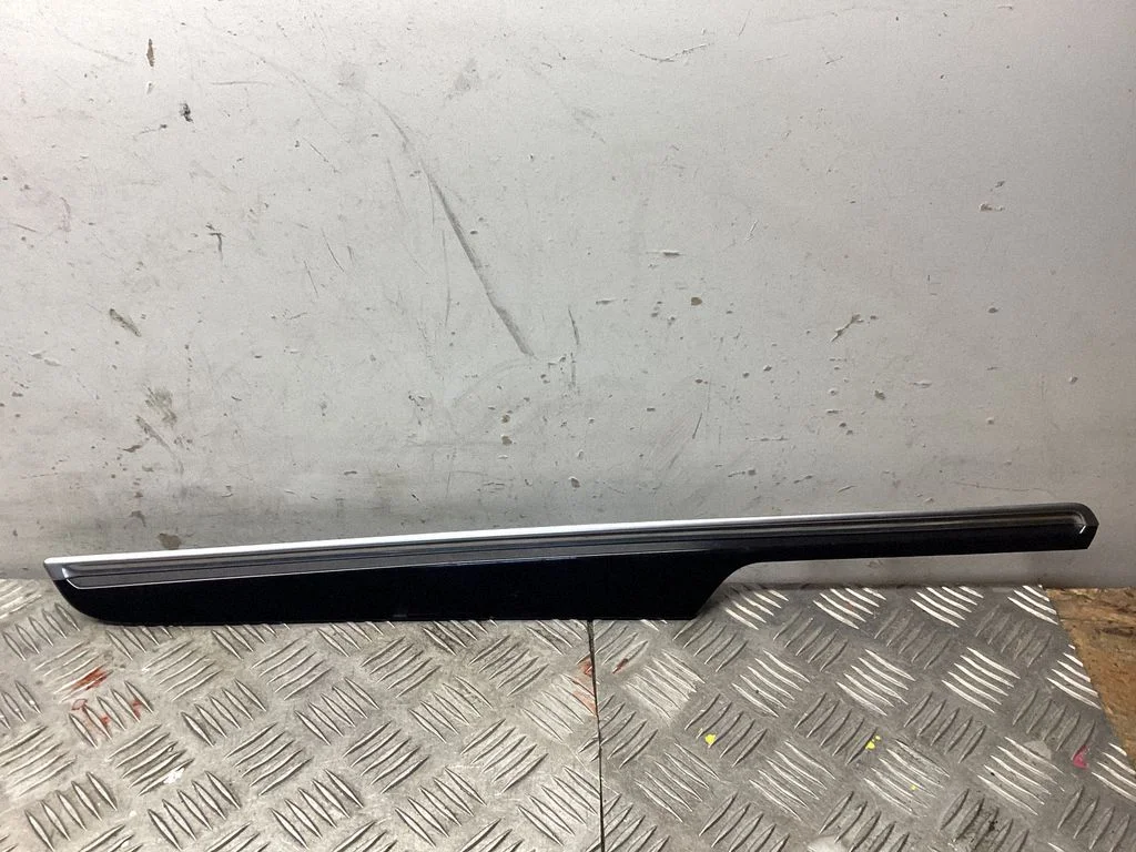 Other front door trim element – Porsche Macan (95B) (2019-)
