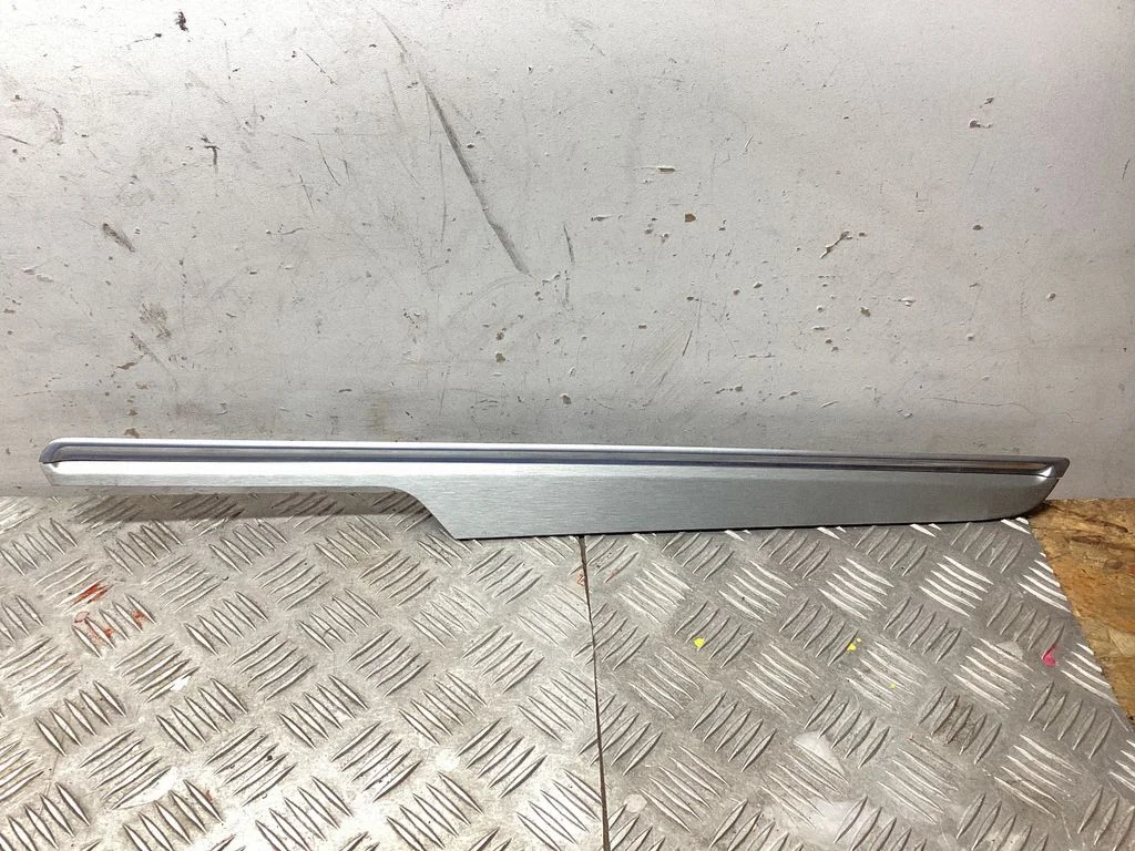 Other front door trim element – Porsche Macan (95B) (2019-)