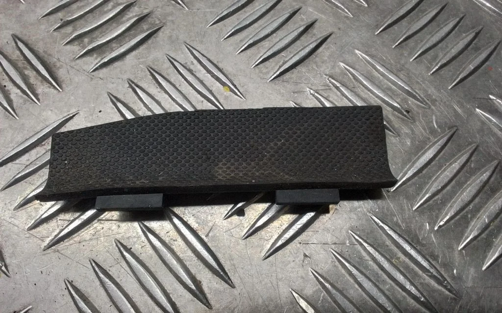 Muu eesmise ukse viimistluse osa – Tesla Model S (2012-)