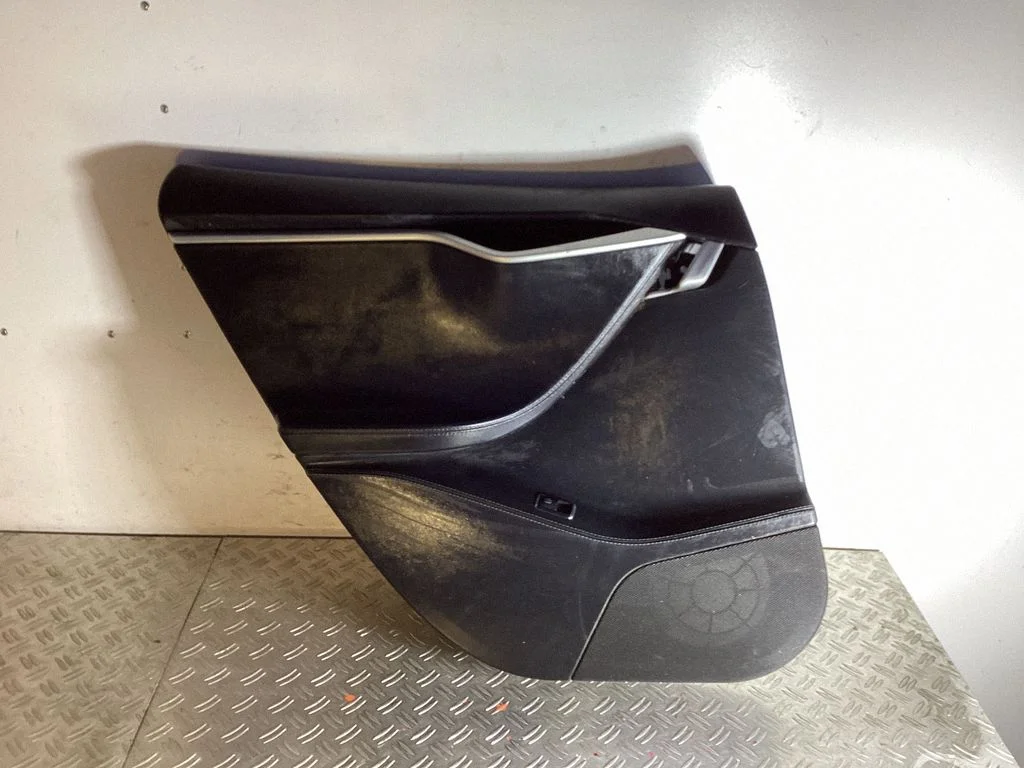 Tagumiste uste sisevooder – Tesla Model S (2012-)