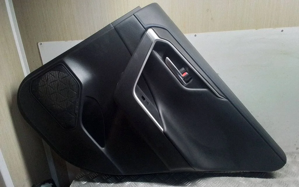 Tagumiste uste sisevooder – Toyota RAV 4 (XA50) (2018-)
