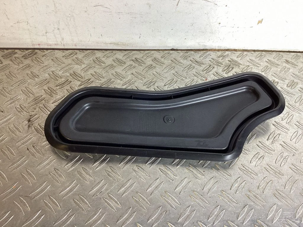 Muu tagumise ukse viimistluse osa – Porsche Macan (95B) (2019-)
