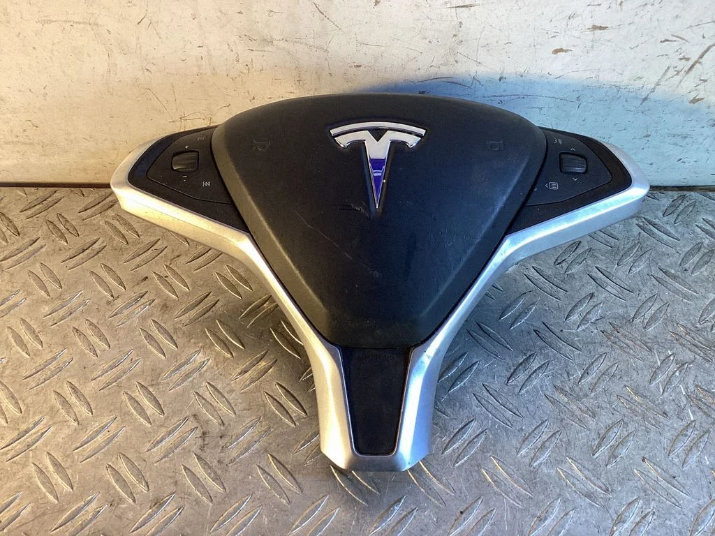 Steering wheel airbag – Tesla Model S (2012-)
