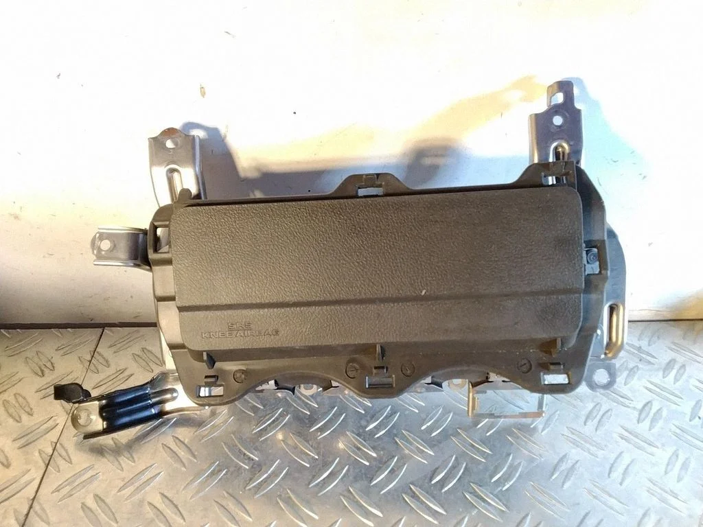 Knee airbag – Toyota Land Cruiser (J200) (2008-)