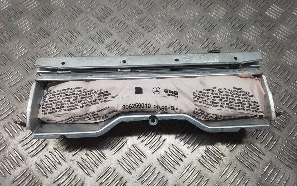 Knee airbag – Mercedes-Benz C-Class AMG W204 (2007-2014)