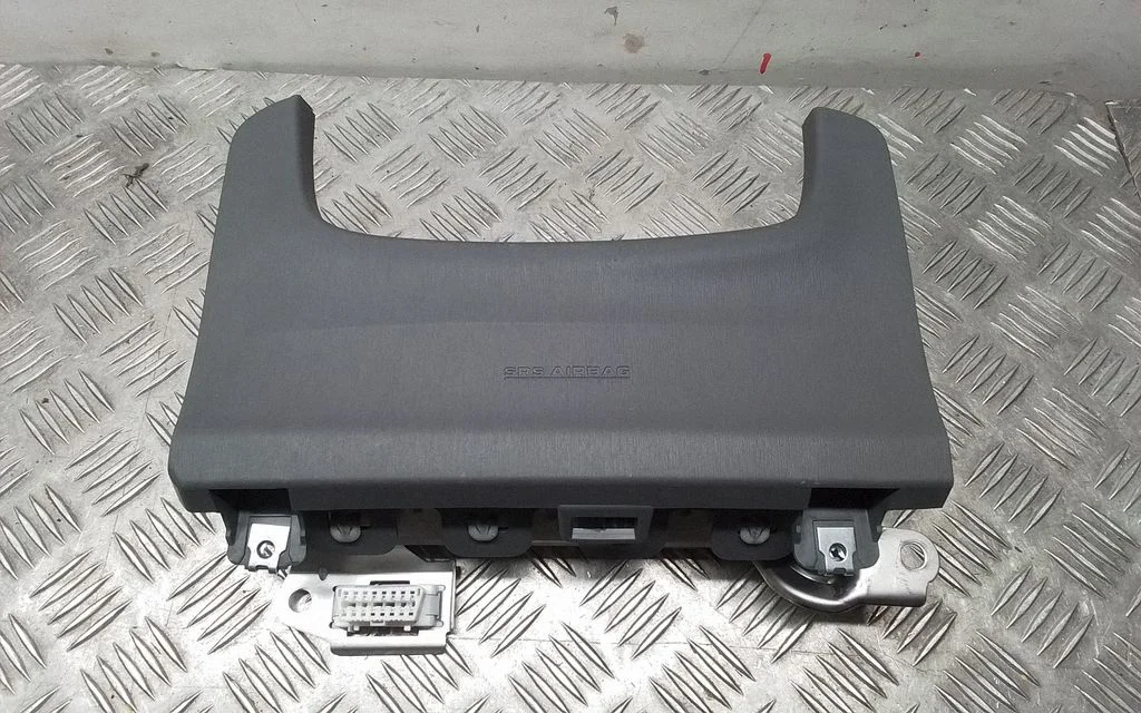 Knee airbag – Toyota Prius (XW30) (2009-2015)